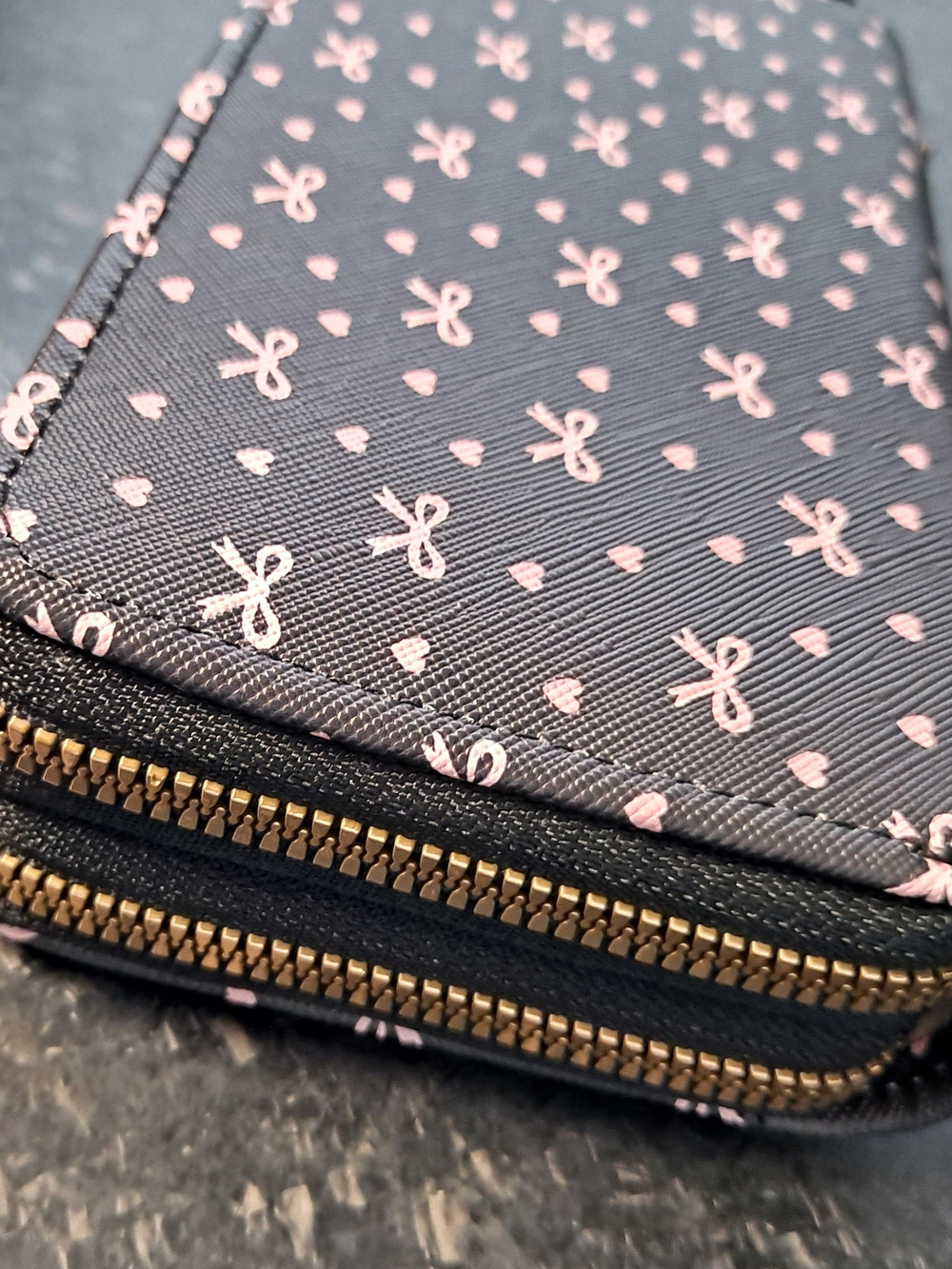 Black and Pink Bow & Heart Print Wristlet Wallet. (NWT) - Picture 4 of 15